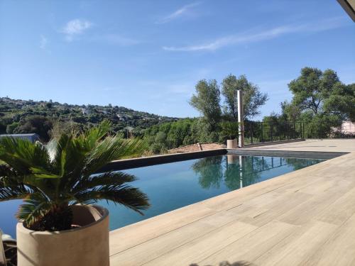 Haute Villa avec piscine pour 6 personnes, à 10mn de l aéroport d'Ajaccio et des plages