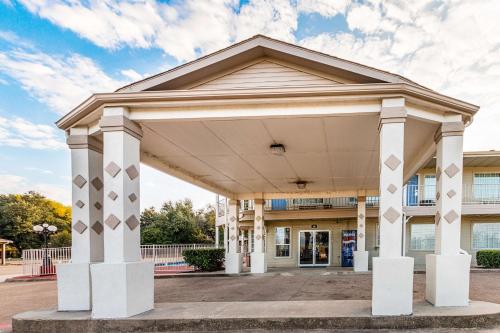 Η πρόσοψη ή η είσοδος του Motel 6-Waxahachie, TX