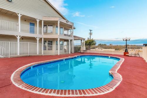 Πισίνα στο ή κοντά στο Motel 6-Waxahachie, TX