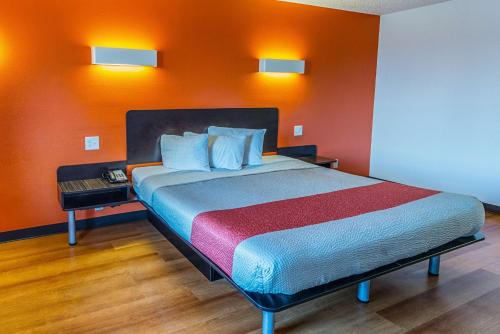 Ένα ή περισσότερα κρεβάτια σε δωμάτιο στο Motel 6-Waxahachie, TX