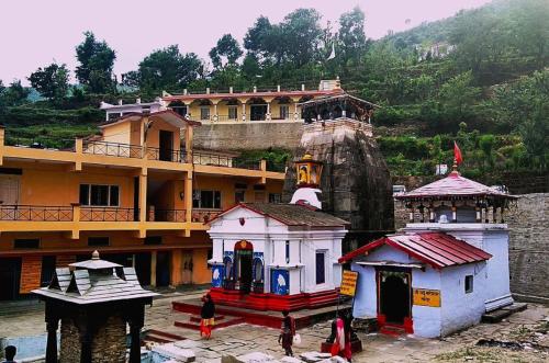 a group of buildings in front of a building at Shree Kedar dham Guest House in Gupta Kāshi