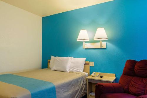 Motel 6-Mitchell, SD tesisinde bir odada yatak veya yataklar