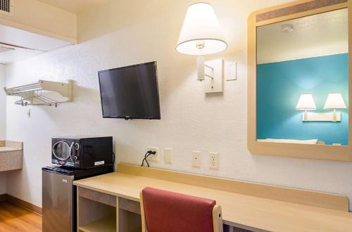 TV a/nebo společenská místnost v ubytování Motel 6-Mitchell, SD