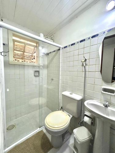 a bathroom with a toilet and a shower and a sink at Casa Exclusiva Centro Búzios in Búzios