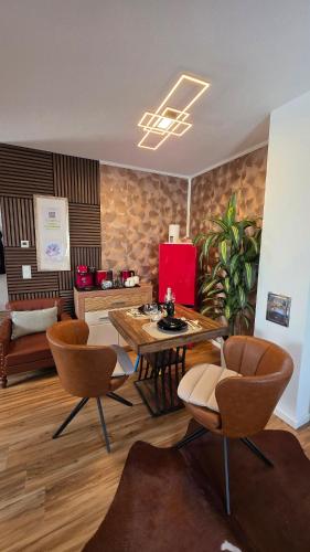 a living room with a table and two chairs at Golden Leaf Apartment with Parking in Burghausen