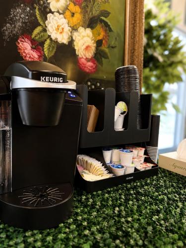 Eine Kaffeemaschine steht auf einem grünen Teppich. in der Unterkunft Hotel Moca NYC in New York