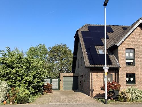 a house with solar panels on the roof at Haus Biber - altersgerechtes Ferienhaus am Niederrhein - in Sonsbeck