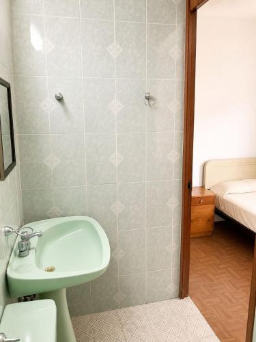 a bathroom with a green sink and a shower at Hotel Bartolomé in Oaxaca City