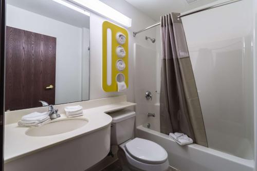 y baño con lavabo, aseo y ducha. en Motel 6-Huron, OH - Sandusky, en Huron
