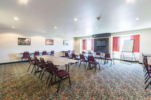 a conference room with a table and chairs at Motel 6-Huron, OH - Sandusky in Huron