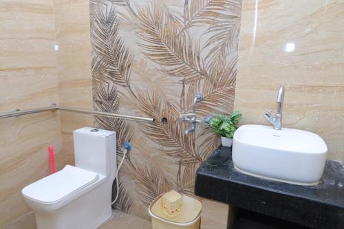 a bathroom with a toilet and a sink at Sarva Tranquil home stay in Kumbakonam
