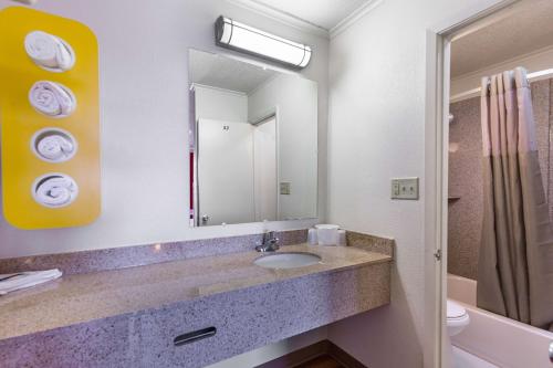 La salle de bains est pourvue d'un lavabo et d'un miroir. dans l'établissement Motel 6-Mount Vernon, IL, à Mount Vernon