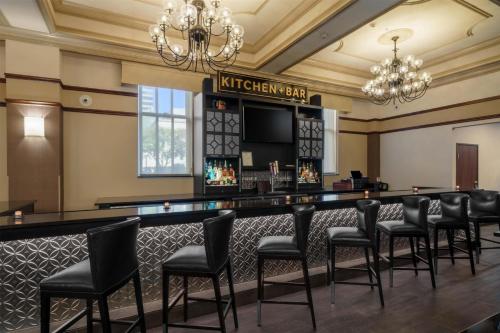 Drury Plaza Hotel New Orleans — Lounge or bar