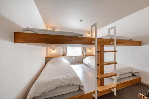 8b HOTEL -Osaka Nishikujo APARTMENT-房間的床