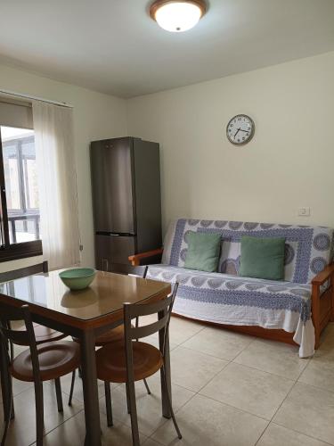 a living room with a table and a bed at Casa Yuni in Candelaria