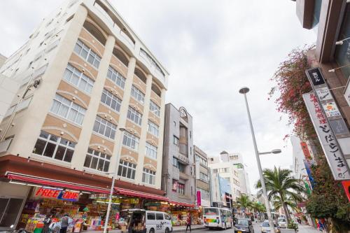 那覇市にあるAbest Cube Naha Kokusai Street-Cabin Type Hotel All Room With Keyの高層ビルや車が並ぶ賑やかな街道