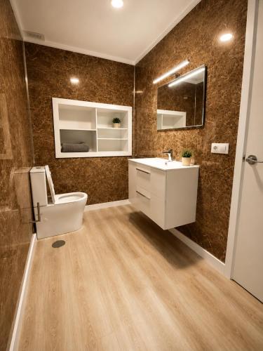 a bathroom with a toilet and a sink at Casa Vilela in Arzúa