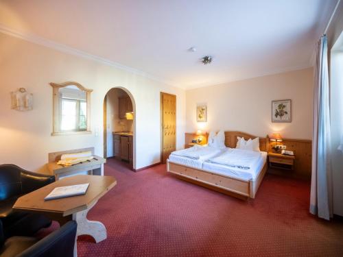 a hotel room with a bed and a desk at Geräumiges Studio in Bad Birnbach in Bad Birnbach