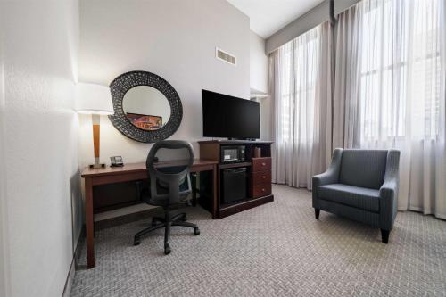 Drury Plaza Hotel New Orleans — Bedroom