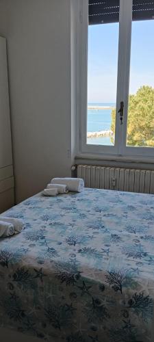 a bedroom with a bed with a view of the ocean at StellinAmare in Sestri Levante