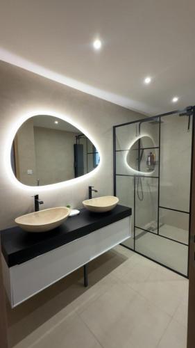a bathroom with two sinks and a mirror at Maison 3 chambres in Avignon