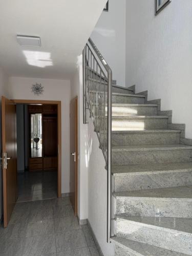 ein Treppenhaus in einem Haus mit einem Metallgeländer in der Unterkunft Ferienwohnung Balkon oder Terrasse in Kall