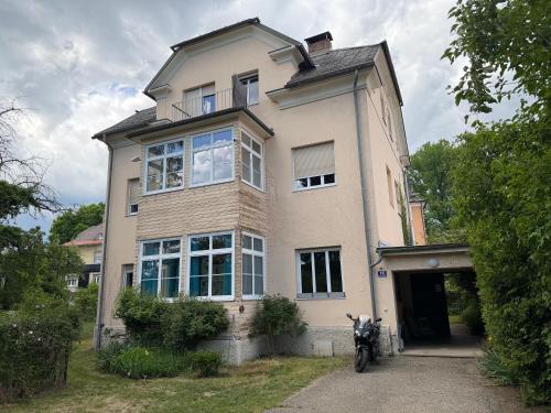 Großzügige Altbau-Wohnung mit Loggia & Grünblick