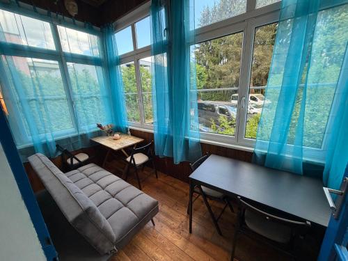 Großzügige Altbau-Wohnung mit Loggia & Grünblick