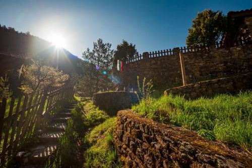 a stone fence and stairs with the sun in the background at Вила Соколето in Sokolovtsi