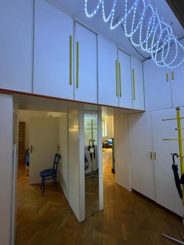 Großzügige Altbau-Wohnung mit Loggia & Grünblick