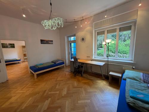 Großzügige Altbau-Wohnung mit Loggia & Grünblick