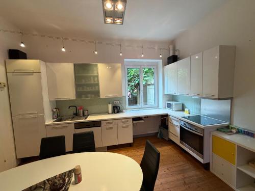 Großzügige Altbau-Wohnung mit Loggia & Grünblick