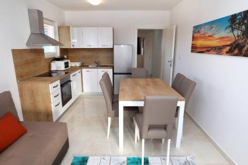 Charming 2-Bedroom Apartment with Stunning Views in Okrug Gornji