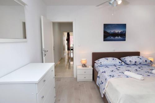 Charming 2-Bedroom Apartment with Stunning Views in Okrug Gornji