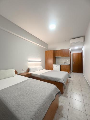 a hotel room with two beds and a kitchen at Casa Di Mare in Olympic Beach