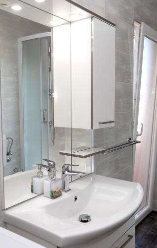 Charming 2-Bedroom Apartment with Stunning Views in Okrug Gornji