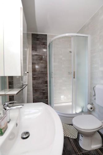 Charming 2-Bedroom Apartment with Stunning Views in Okrug Gornji