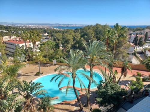 Vistas al mar, piscina y playa en Cap Salou