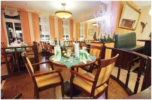 a dining room with a table and chairs at Zur Linde in Heede