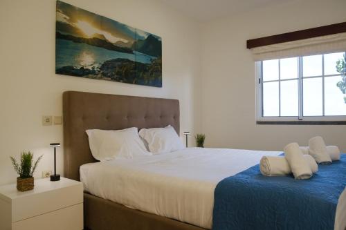a bedroom with a large bed and a window at Casa do Simão Gaula in Santa Cruz