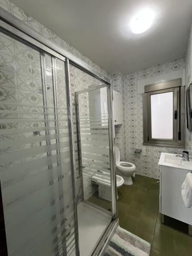 a bathroom with a shower and a toilet and a sink at Recuncho de Corme, a 100 metros de la playa in Corme-Puerto