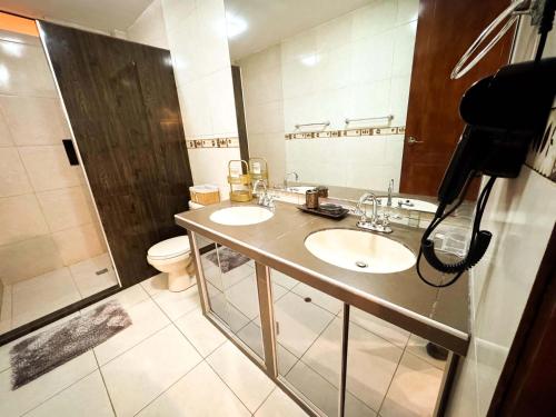 a bathroom with two sinks and a toilet at Departmento Grande in Puerto Chicama