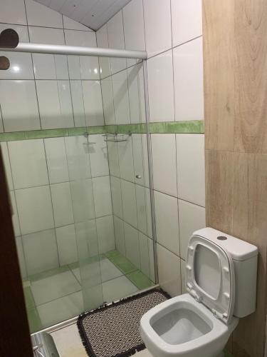 a small bathroom with a toilet and a shower at Casa vicentina in Tiradentes