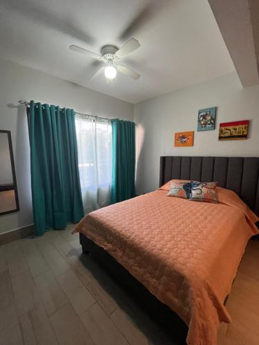 a bedroom with a bed and a ceiling fan at Paradizio in Coco