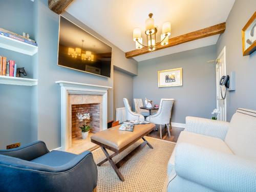 a living room with blue walls and a fireplace at Lundin Links - Ukc6916 in Turnberry