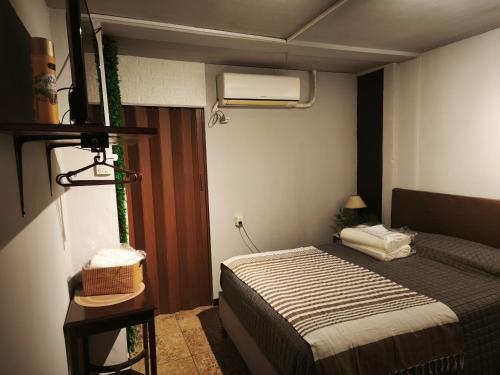 a small room with a bed and a table at Pausa viajera in Las Heras