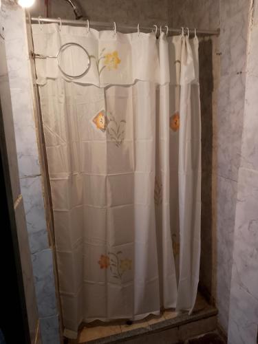 a shower curtain with fish on it in a bathroom at El buen descanso in Trelew