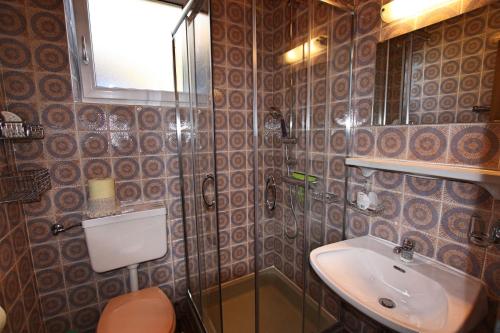 ゼーフェルト・イン・チロルにあるPanorama-Ferienwohnung Isserのバスルーム(洗面台、トイレ、シャワー付)