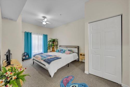a bedroom with a bed and a sliding door at Casa Santa Maria in Kissimmee