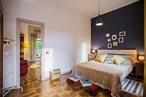 een slaapkamer met een bed met een speelgoedauto erin bij Casa indipendente immersa nel verde in Rome